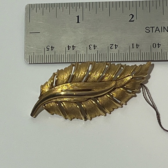 Vintage Monet Angea 1270 Leaf Brooch Pin With Original Tags Gold Tone Textured - Picture 3 of 9